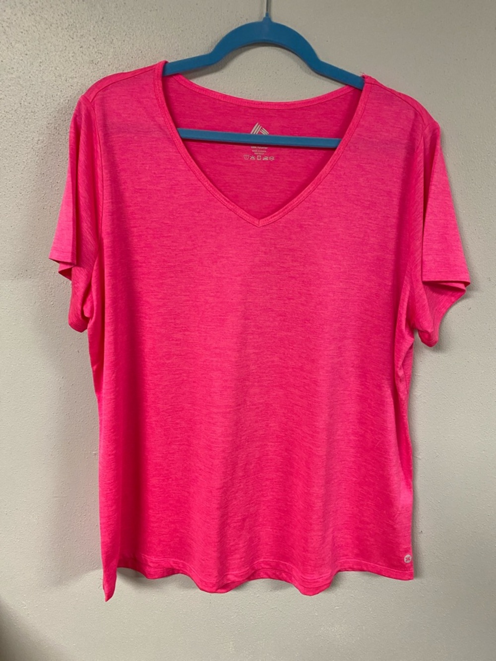Reebox Womens V-Neck Active Tee - Hot Pink. Size 1X